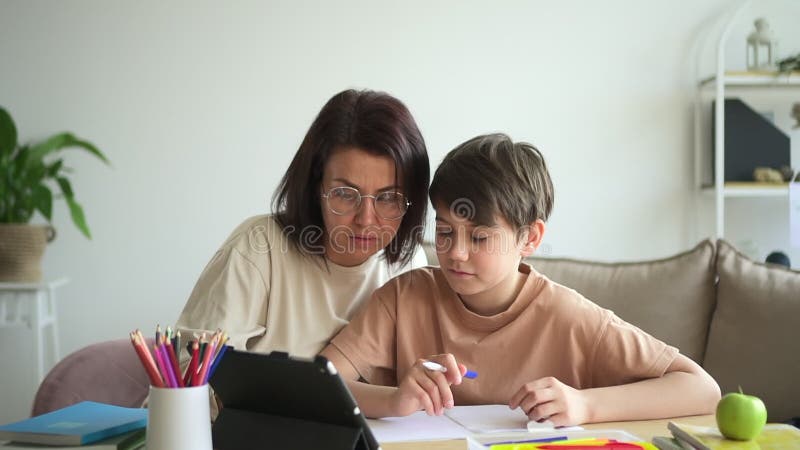 Onlinekurs för skolbarnsmamma och tio års barndaglig skolgång lager videofilmer