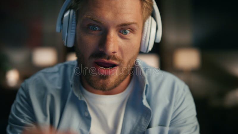 Onlinekurs som talar hemporträtt. hörlurar som har ett virtuellt datorsamtal royaltyfria foton