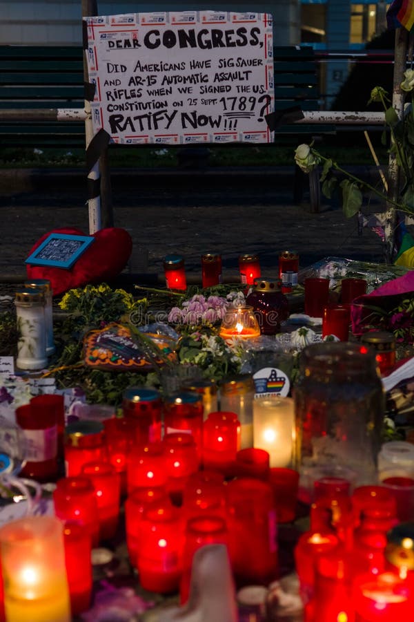 BERLIN, CZERWIEC - 20, 2016: Ono modli się dla Orlando Świeczki ku pamięci ofiar strzelanina przy świetlicowym pulsem w Orlando, blisko USA ambasady na Pariser Platz przed Brandenburg bramą