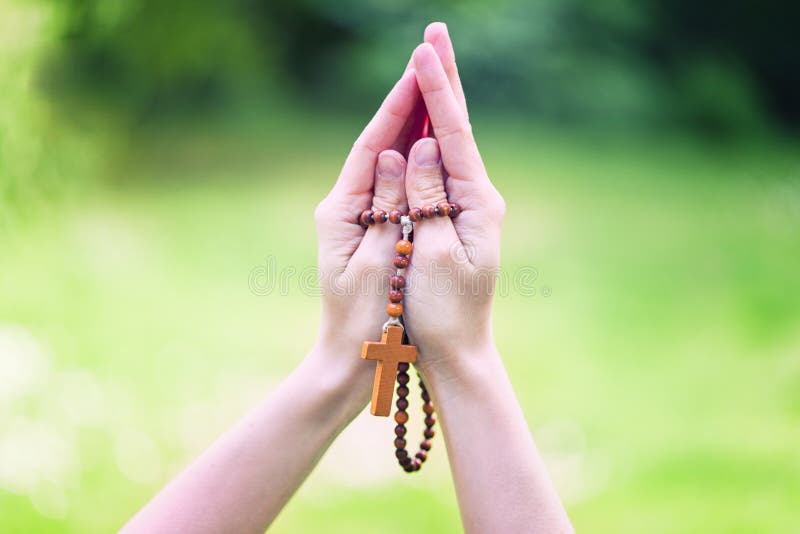 Ono modli się z różanem, religijny tło fotografia royalty free Ono modli się z różanem, religijny tło fotografia royalty free