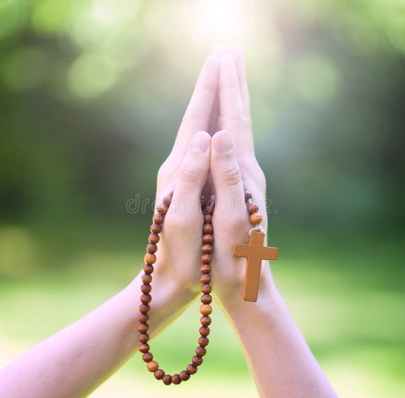 Ono modli się z różanem, religijny tło obrazy stock Ono modli się z różanem, religijny tło obrazy stock