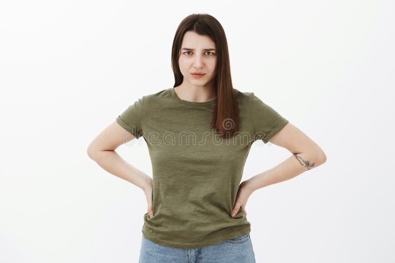 Ono wyjaśnia immidietely Potrait nierade i gniewne młode bossy siostrzane mienie ręki w konsternacji na talii fotografia royalty free Ono wyjaśnia immidietely Potrait nierade i gniewne młode bossy siostrzane mienie ręki w konsternacji na talii fotografia royalty free