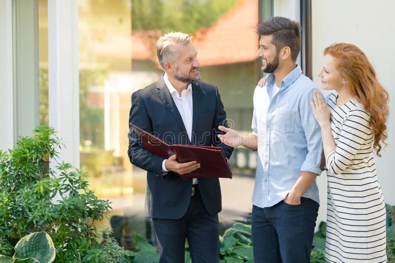 Onroerende goederenadviseur die aanbieding voorstellen stock afbeelding Onroerende goederenadviseur die aanbieding voorstellen stock afbeelding