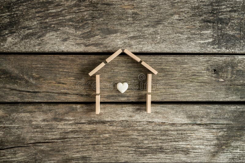 Onroerende goederenconcept met een hart binnen het kader van een huis stock foto's Onroerende goederenconcept met een hart binnen het kader van een huis stock foto's
