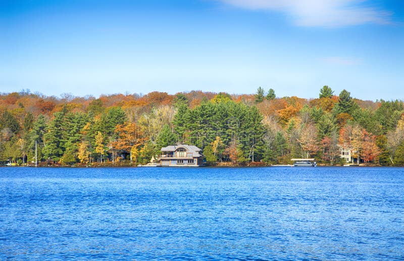 ONTARIO - CANADÁ, EL 22 DE OCTUBRE DE 2017: Otoño en los lagos Muskoka, Ontario fotografía de archivo libre de regalías ONTARIO - CANADÁ, EL 22 DE OCTUBRE DE 2017: Otoño en los lagos Muskoka, Ontario fotografía de archivo libre de regalías