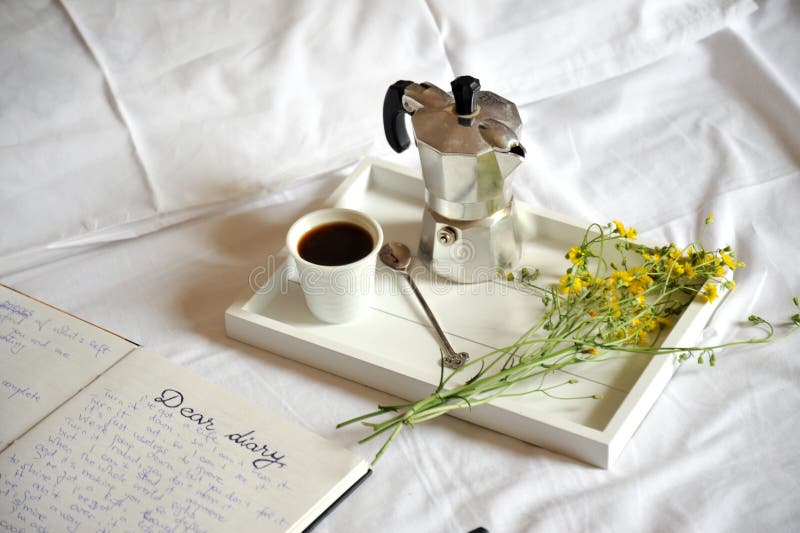 Ontbijt in bed met koffie en agenda op witte bladen royalty-vrije stock fotografie Ontbijt in bed met koffie en agenda op witte bladen royalty-vrije stock fotografie