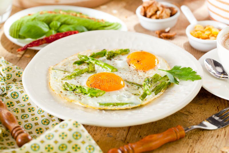 Ontbijt of brunchlijst met alle soorten van heerlijke delicatessen wordt gevuld die stock afbeeldingen Ontbijt of brunchlijst met alle soorten van heerlijke delicatessen wordt gevuld die stock afbeeldingen