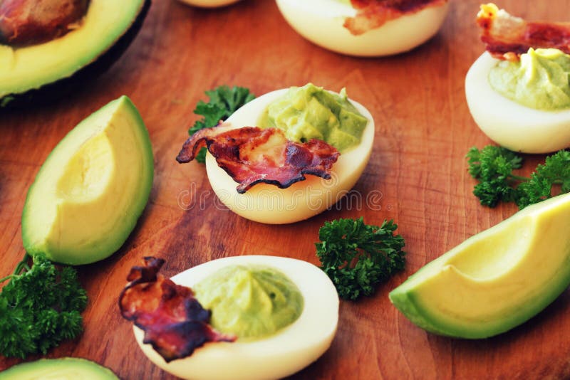 Ontbijt - deviled eieren met avocado en kernachtige ham stock fotografie