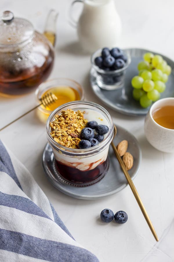 Ontbijt in kruik met granola, yoghurt, jam en bessen royalty-vrije stock fotografie Ontbijt in kruik met granola, yoghurt, jam en bessen royalty-vrije stock fotografie