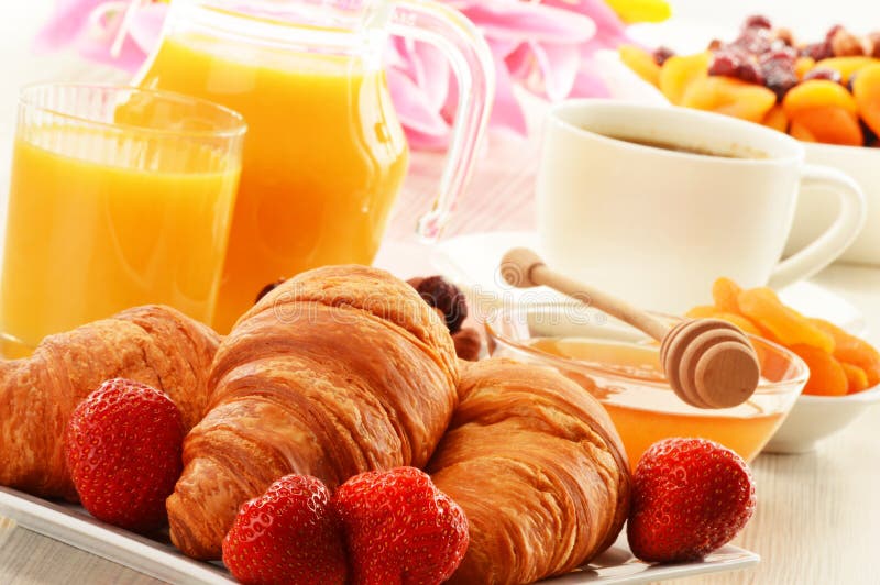 Ontbijt met croissantskop koffie en vruchten royalty-vrije stock afbeeldingen Ontbijt met croissantskop koffie en vruchten royalty-vrije stock afbeeldingen