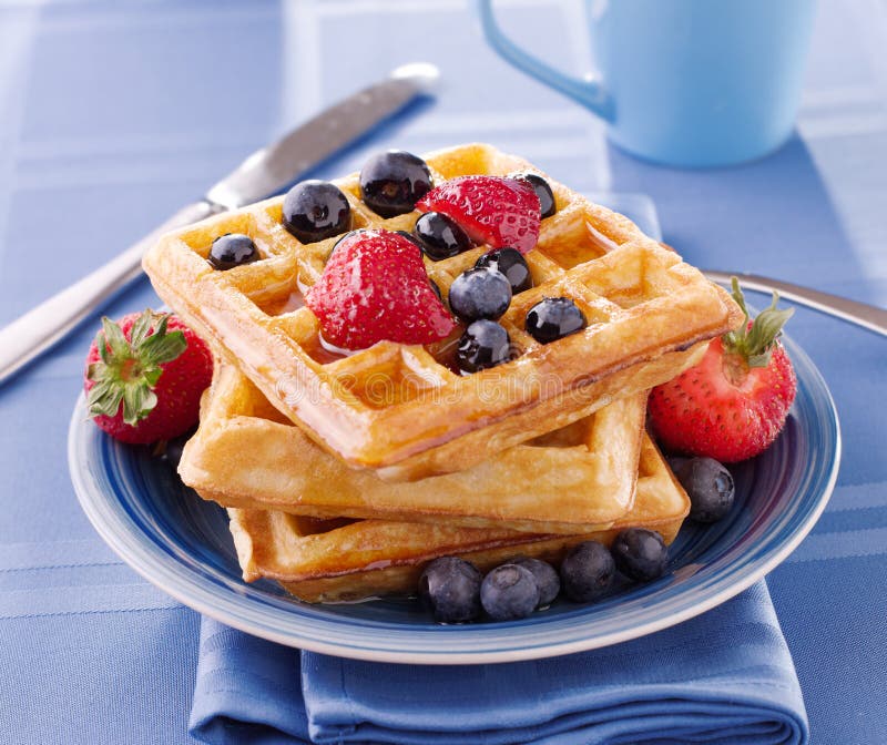 Ontbijt: Wafels met bessen stock fotografie Ontbijt: Wafels met bessen stock fotografie