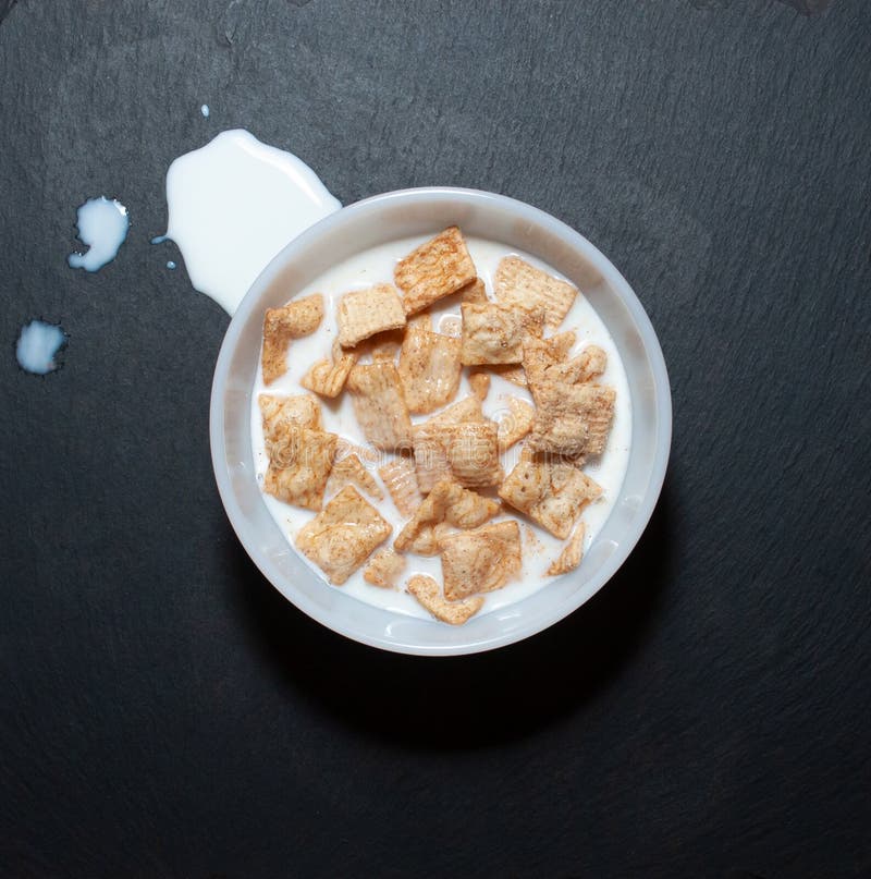 Ontbijtgranen met zwarte melkachtergrond royalty-vrije stock afbeelding