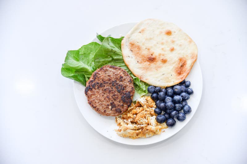 Ontbijtreeks, Rundvlees, Omelet, Bosbes, Plantaardige, dunne pannekoek royalty-vrije stock afbeelding Ontbijtreeks, Rundvlees, Omelet, Bosbes, Plantaardige, dunne pannekoek royalty-vrije stock afbeelding