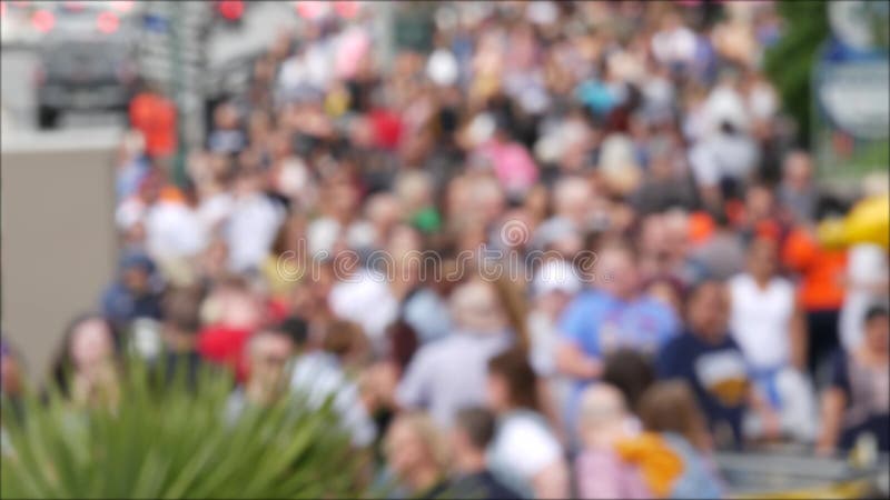 Ontgonnen mensenmassa ' s kruispunt over de weg op de strook van las vegas usa. anonieme onbeschermde voetgangers op