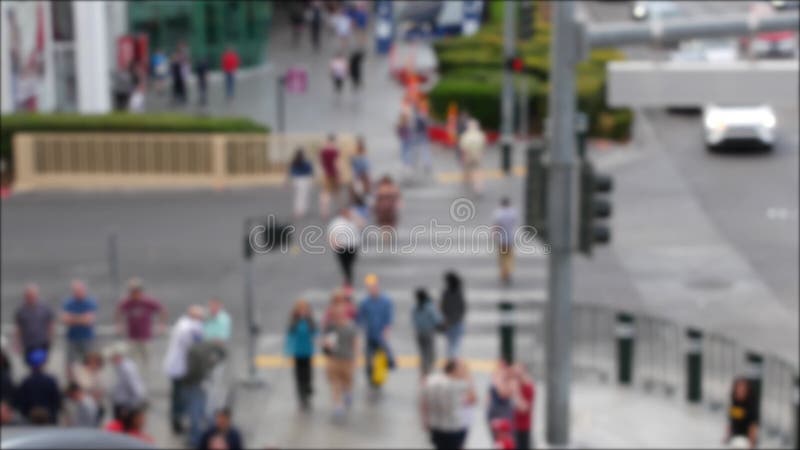 Ontgonnen mensenmassa ' s kruispunt over de weg op de strook van las vegas usa. anonieme onbeschermde voetgangers op