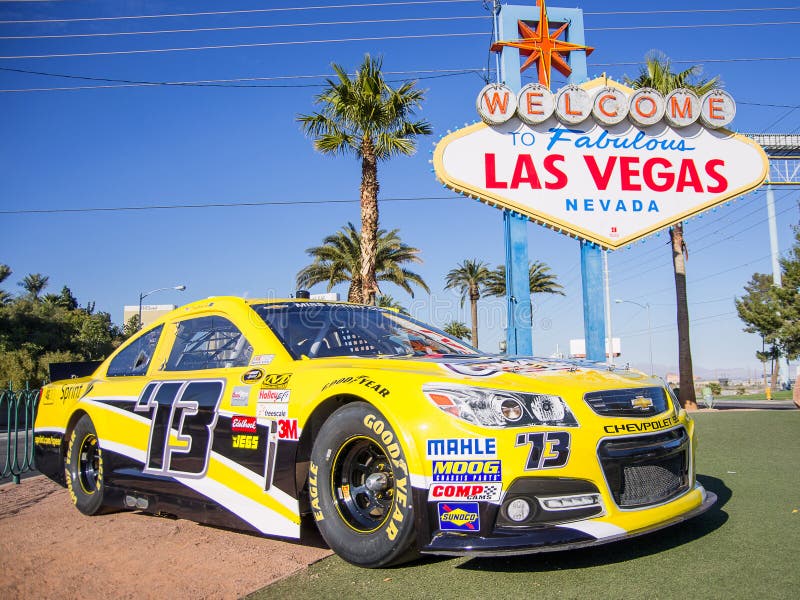 Onthaal aan het teken van Las Vegas en Nascar-raceauto stock foto Onthaal aan het teken van Las Vegas en Nascar-raceauto stock foto
