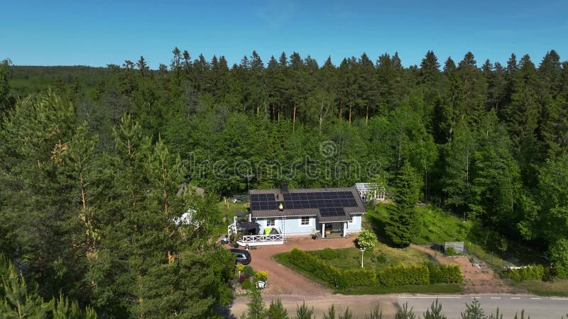 Onthulling van een huis met zonne-energie midden in het bos op het platteland van scandinavië.