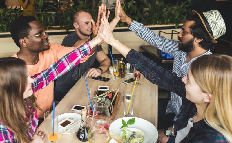Ontmoet jonge aantrekkelijke mensen in de koffie De vrienden babbelen, hebben pret, drinken cocktails en eten stock afbeelding Ontmoet jonge aantrekkelijke mensen in de koffie De vrienden babbelen, hebben pret, drinken cocktails en eten stock afbeelding