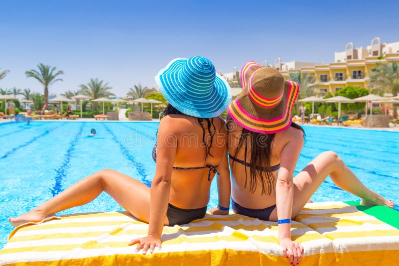 Ontspan tijdens de vakantie bij het zwembad stock afbeelding