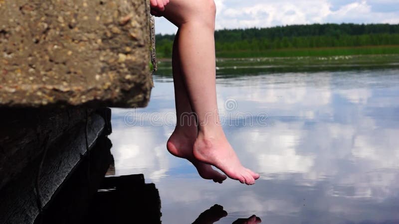 Ontspannen benen over meerwater