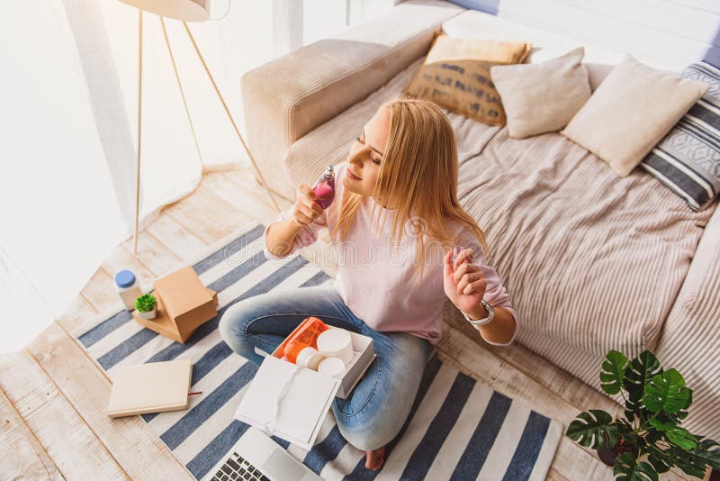 Ontspannen jong vrouwen ruikend parfum stock afbeeldingen Ontspannen jong vrouwen ruikend parfum stock afbeeldingen