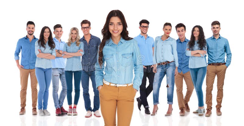 Ontspannen toevallige vrouw die zich voor het team bevinden stock fotografie Ontspannen toevallige vrouw die zich voor het team bevinden stock fotografie