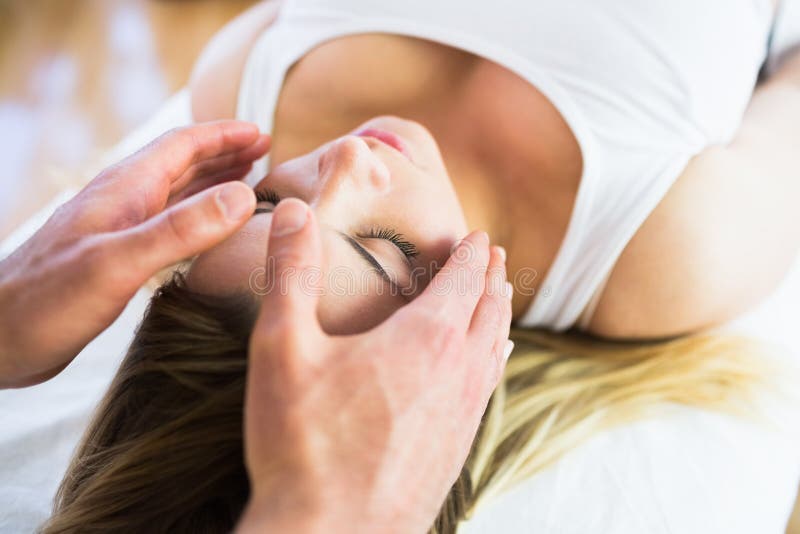 Ontspannen zwangere vrouw die reiki van techniek genieten royalty-vrije stock afbeeldingen Ontspannen zwangere vrouw die reiki van techniek genieten royalty-vrije stock afbeeldingen