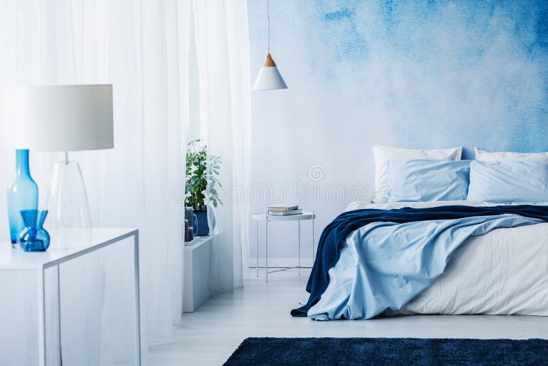 Ontspannend slaapkamerbinnenland met witte en blauwe decoratie, doubl stock fotografie Ontspannend slaapkamerbinnenland met witte en blauwe decoratie, doubl stock fotografie