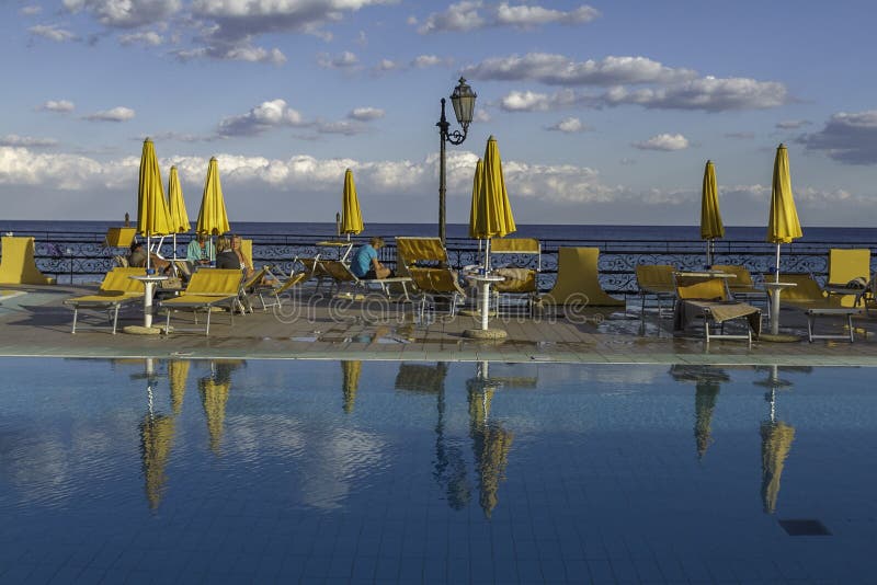 Ontspannende duidelijke waterpool op de oceaanvoorzijde van Giardini Di Naxos in Sicilië royalty-vrije stock afbeelding Ontspannende duidelijke waterpool op de oceaanvoorzijde van Giardini Di Naxos in Sicilië royalty-vrije stock afbeelding