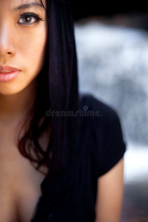 Ontspannende jonge vrouw bij waterval royalty-vrije stock afbeelding Ontspannende jonge vrouw bij waterval royalty-vrije stock afbeelding