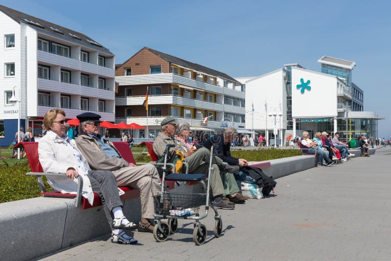 Ontspannende oudere mensen bij plein dichtbij haven van Helgoland duitsland stock foto Ontspannende oudere mensen bij plein dichtbij haven van Helgoland duitsland stock foto