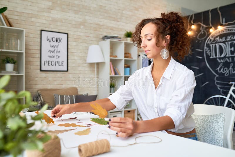 Ontwerper Making Autumn Leaves Decoration stock afbeeldingen Ontwerper Making Autumn Leaves Decoration stock afbeeldingen