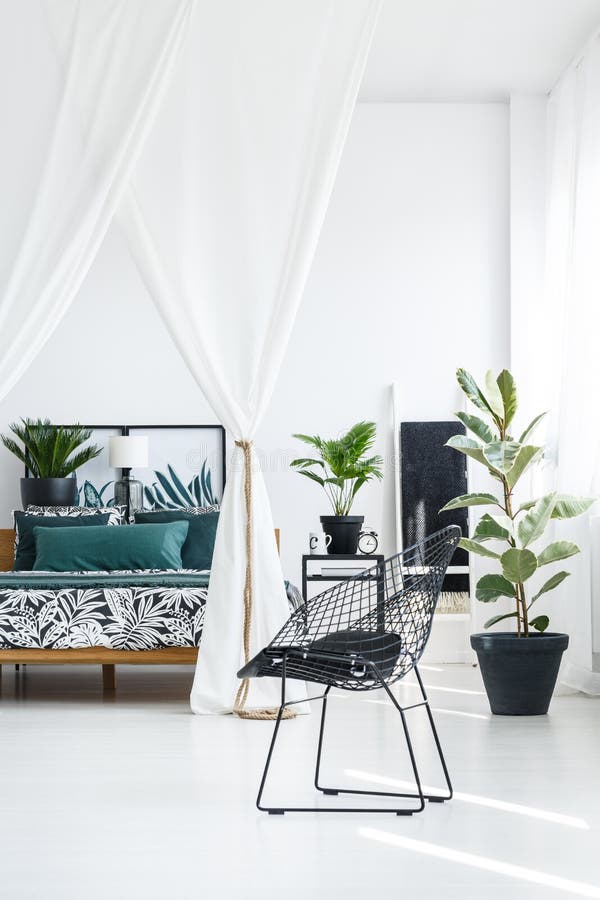 Ontwerper zwarte stoel in slaapkamer royalty-vrije stock foto's