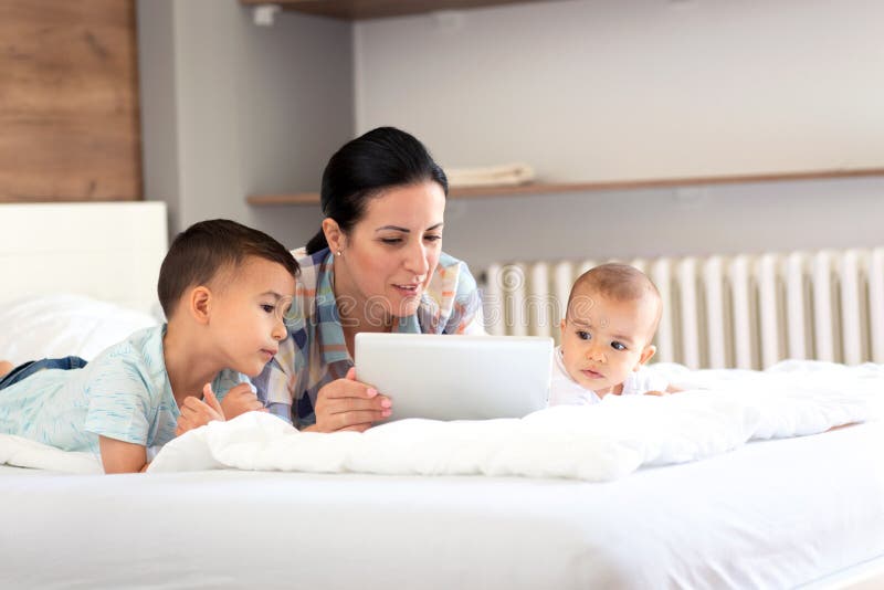 Ontwikkeling van vertrouwen tussen een moeder en haar kinderen stock foto's Ontwikkeling van vertrouwen tussen een moeder en haar kinderen stock foto's