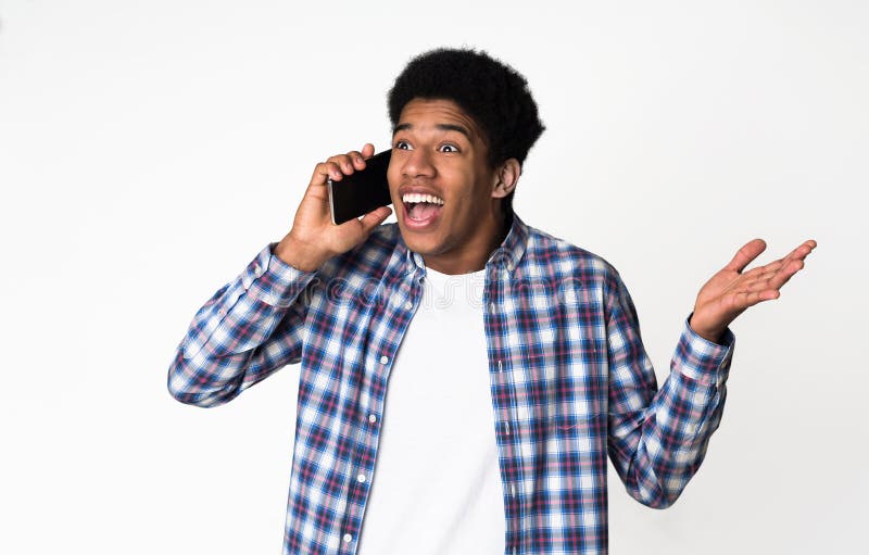 Onverwachte vraag Verraste kerel die op telefoon spreken royalty-vrije stock afbeeldingen Onverwachte vraag Verraste kerel die op telefoon spreken royalty-vrije stock afbeeldingen