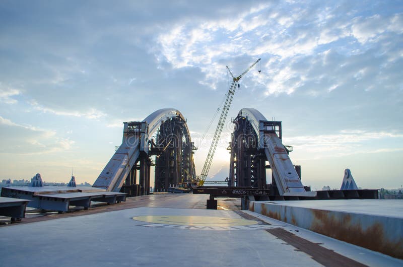 Onvolledige metaalbrug Verlaten industrieel landschap bij zonsondergang royalty-vrije stock afbeeldingen Onvolledige metaalbrug Verlaten industrieel landschap bij zonsondergang royalty-vrije stock afbeeldingen