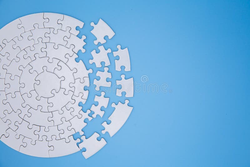 Onvolledige witte puzzelstukken op blauwe achtergrond, het laatste stuk van puzzel, Exemplaarruimte