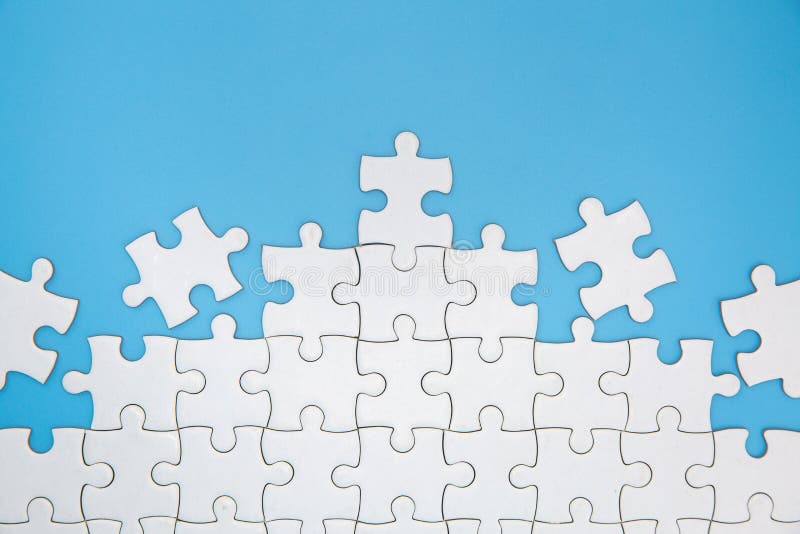 Onvolledige witte puzzelstukken op blauwe achtergrond, het laatste stuk van puzzel, Exemplaarruimte
