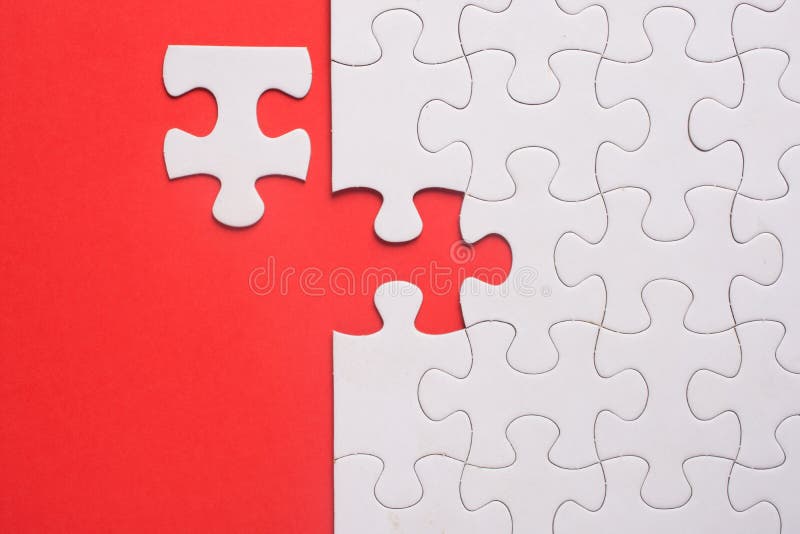 Onvolledige witte puzzelstukken op rode achtergrond