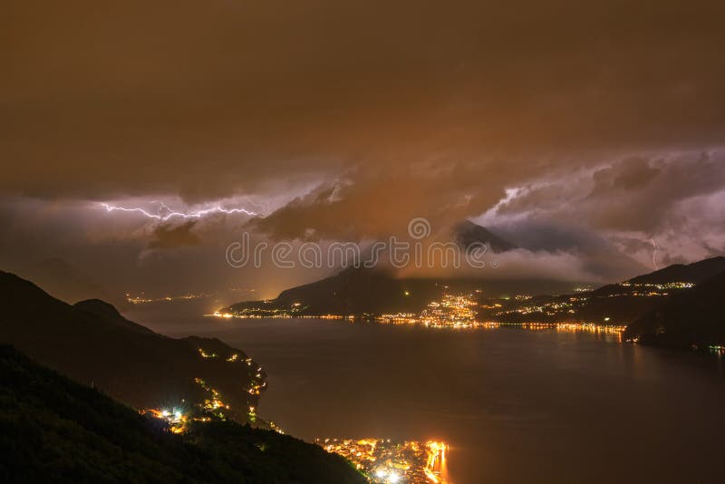 Onweer die boven Lago Di Como woeden stock afbeelding Onweer die boven Lago Di Como woeden stock afbeelding