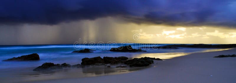 Onweer over het Strand van Deadman stock foto Onweer over het Strand van Deadman stock foto