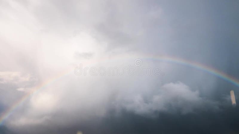 Onweerswolken en een regenboog, tijd-tijdspanne