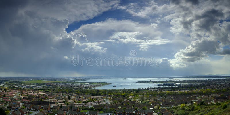 Onweerswolken over Portsmouth, Hampshire, het UK royalty-vrije stock afbeeldingen Onweerswolken over Portsmouth, Hampshire, het UK royalty-vrije stock afbeeldingen
