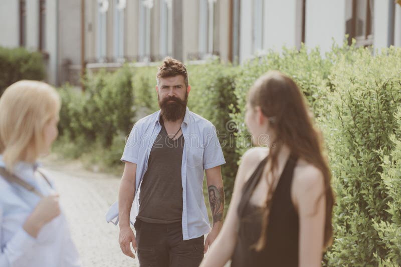 Onze goede vriend Gebaarde man vergaderingsvrouwen op straat : E stock foto Onze goede vriend Gebaarde man vergaderingsvrouwen op straat : E stock foto