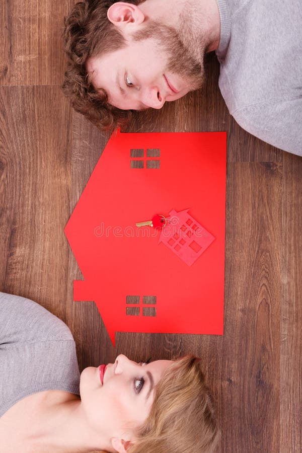 Onze het nieuwe huispaar dromen stock fotografie Onze het nieuwe huispaar dromen stock fotografie