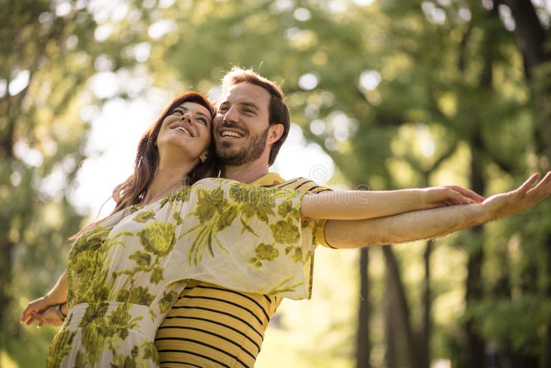 Onze liefde is de grootste op aarde. Gelukkig koppel van middelbare leeftijd stock fotografie