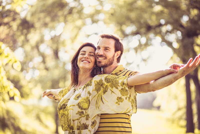 Onze liefde is de grootste op aarde. Gelukkig koppel van middelbare leeftijd stock foto's