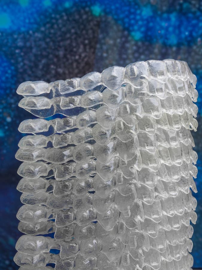 Onzichtbare tand de tandaligners van tandensteunen op blauwe achtergrond royalty-vrije stock fotografie Onzichtbare tand de tandaligners van tandensteunen op blauwe achtergrond royalty-vrije stock fotografie