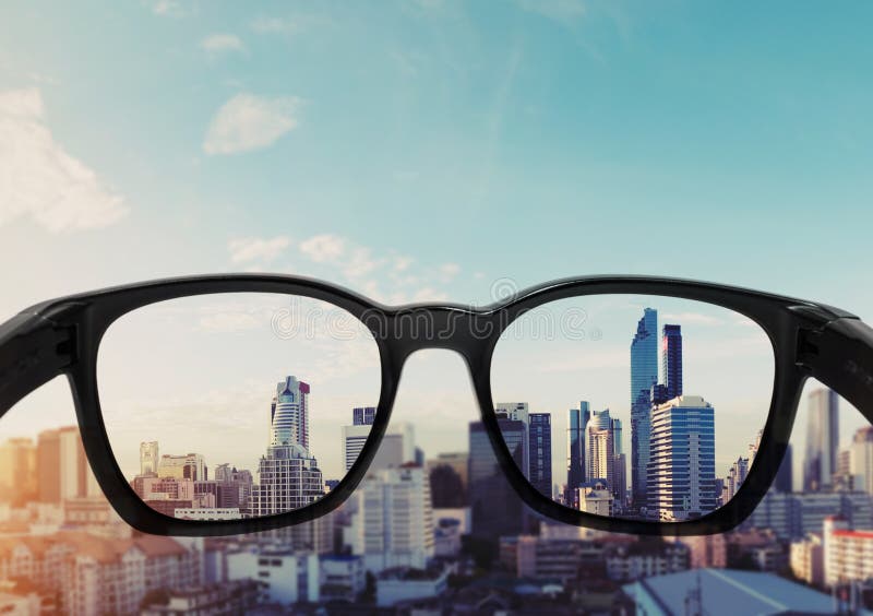 Oogglazen die aan stadsmening kijken die, op glazenlens wordt geconcentreerd royalty-vrije stock afbeeldingen Oogglazen die aan stadsmening kijken die, op glazenlens wordt geconcentreerd royalty-vrije stock afbeeldingen