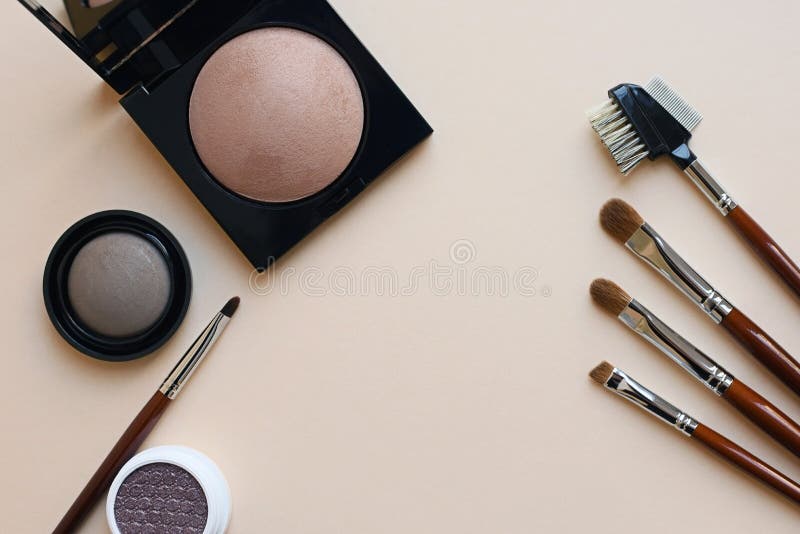 Oogschaduw van het de borstelspoeder van make-uptoebehoren de kosmetische op een romige achtergrond royalty-vrije stock foto Oogschaduw van het de borstelspoeder van make-uptoebehoren de kosmetische op een romige achtergrond royalty-vrije stock foto